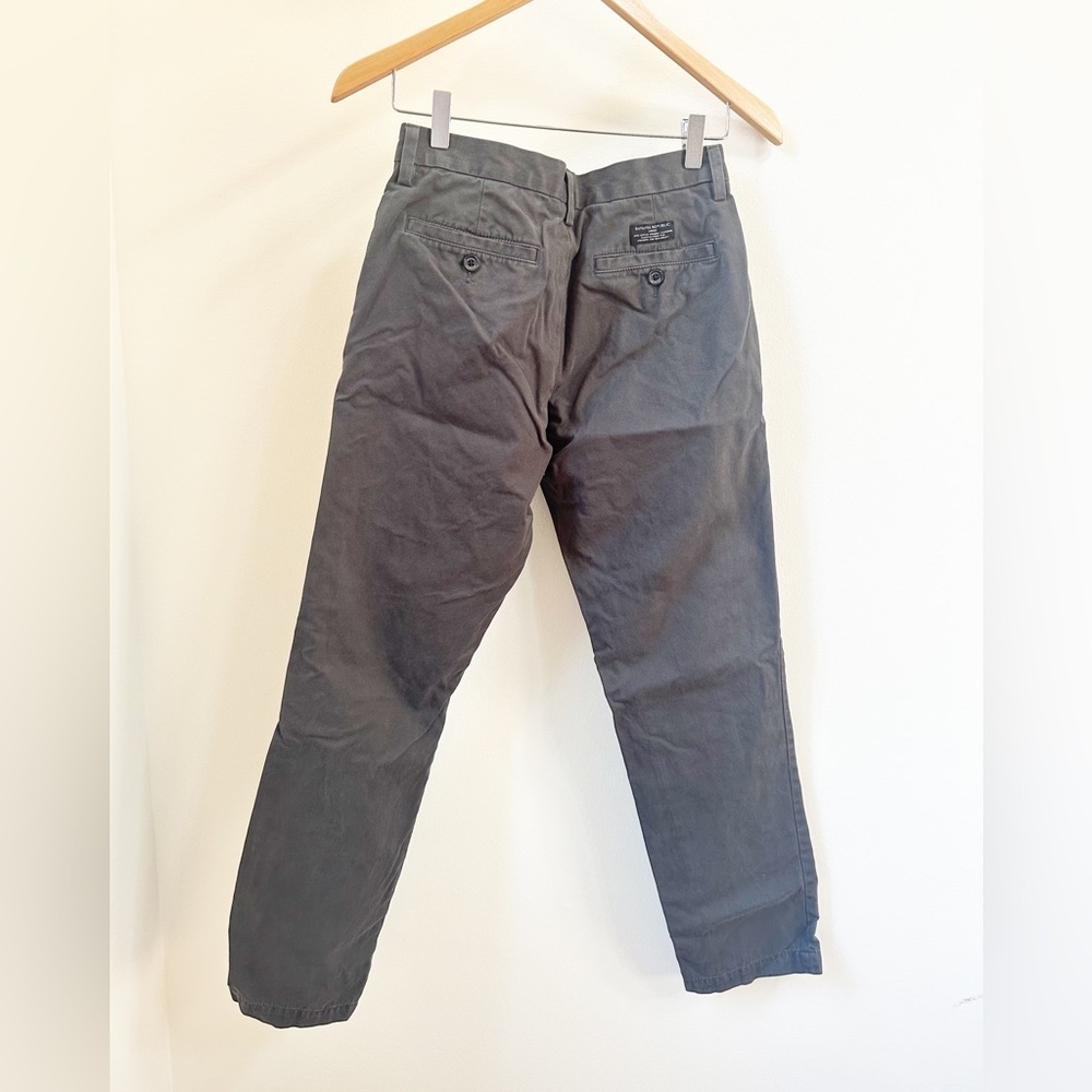 Men's Banana Republic grey Gavin Chino pant, size 28 waist